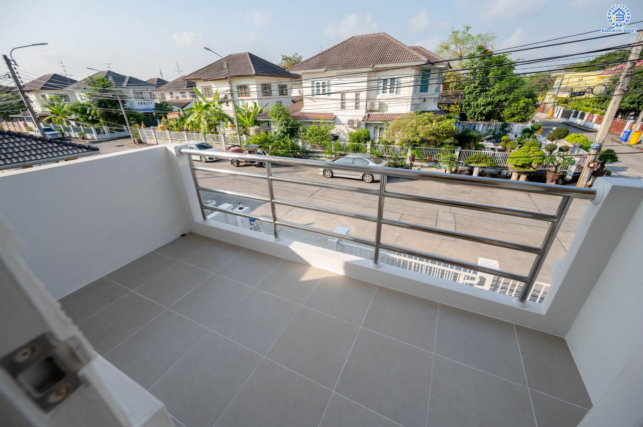 บ้านมือสองตกแต่งใหม่ โครงการ ประดับดาว5-6 ท่าอิฐ ตกแต่งครบครัน พร้อมอยู่ บนเนื้อที่ 52.8 ตร.ว. พื้นที่ใช้สอย 104.5 ตร.ม.  พร้อมฟังก์ชัน 3 ห้องนอน 2 ห้องน้ำ จอดรถได้ 1 คัน พื้นที่ใช้สอยกว้างขวาง บนทำเลที่ดีที่สุด เชื่อมต่อได้หลายเส้นทาง ใกล้รถไฟฟ้าสายสีม่วง "สถานีบางรักน้อยท่าอิฐ"